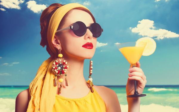 Брюнетка на берегу моря