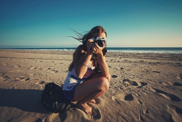 Девушка в очках на море