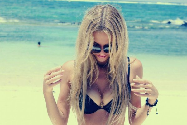 Девушка в купальнике и шляпе