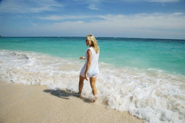 Наташа на море