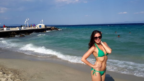 Блондинка в очках на пляже