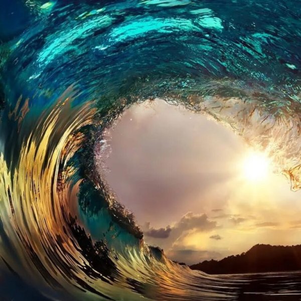 Девушка с зонтиком у моря