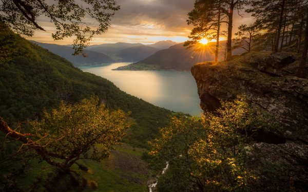 Рассвет море горы лес