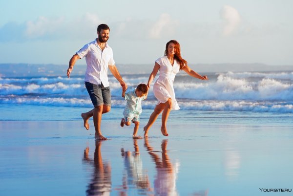 Мама папа ребенок на море