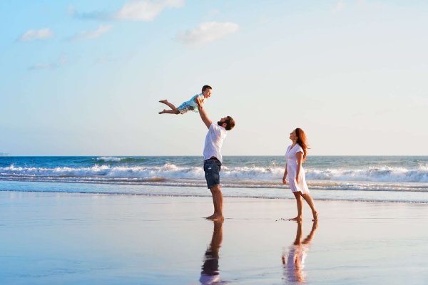 Семья на берегу океана