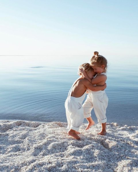 Счастливая семья на море