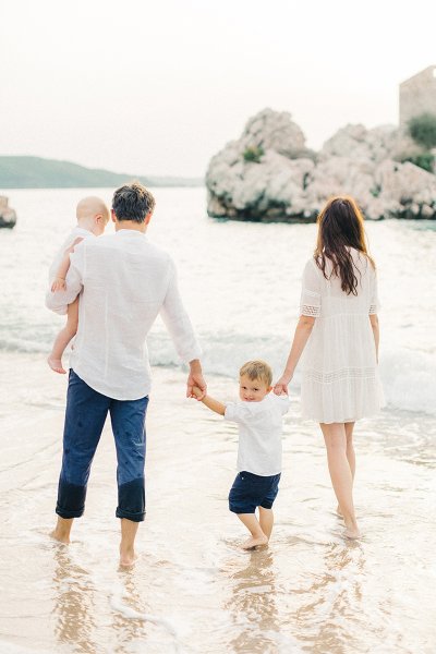 Семья на побережье