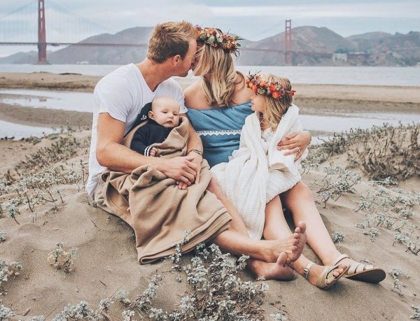 Счастливая семья с детьми на море