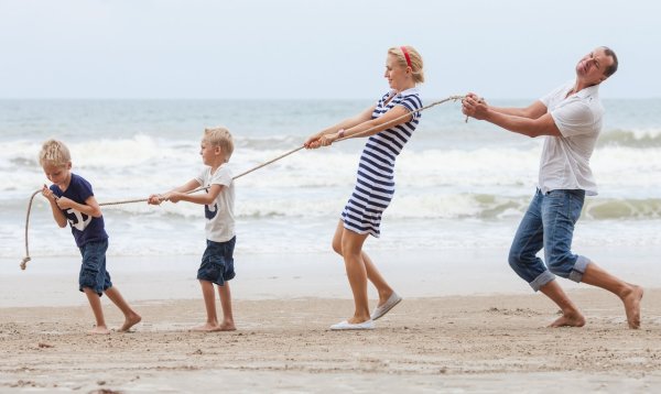 Семья сидит на пляже