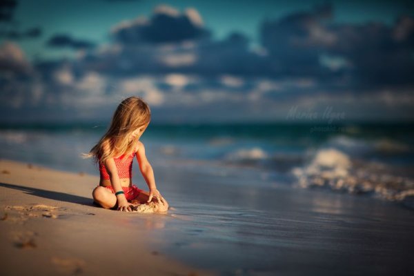 Дети купаются в море