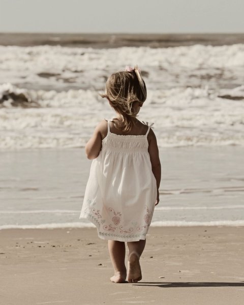 Милые маленькая девушка путешествия на летний пляж