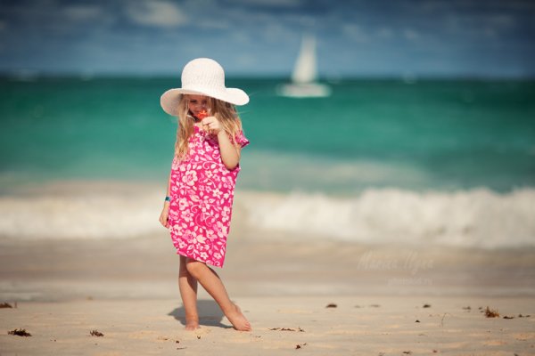 Дети в купальниках на море