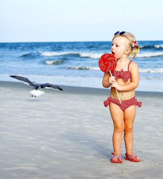 Девочка и море