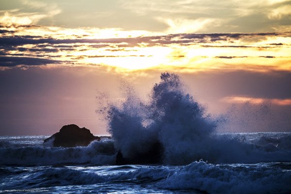 Волны на закате