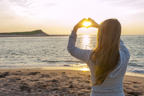 Девушка на пляже на закате