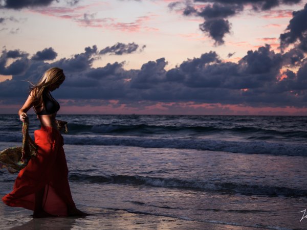 Блондинка на закате у моря