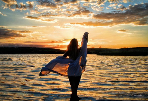 Спиной на фоне моря