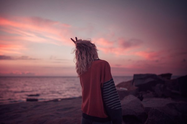 Девушка на море со спины