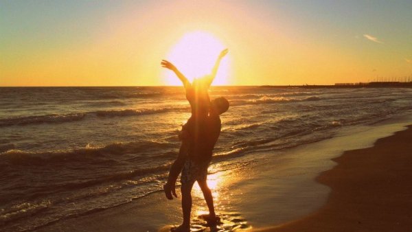 Девушка на берегу моря