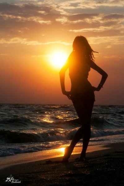 Светловолосая девушка на море