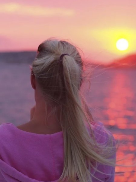 Девушка на берегу моря на закате