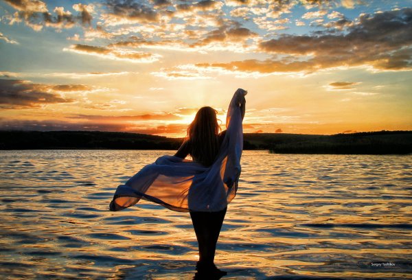 Девушка на закате у моря