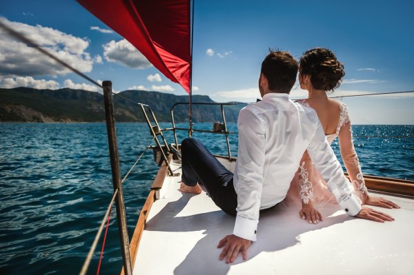 Влюбленная пара на яхте