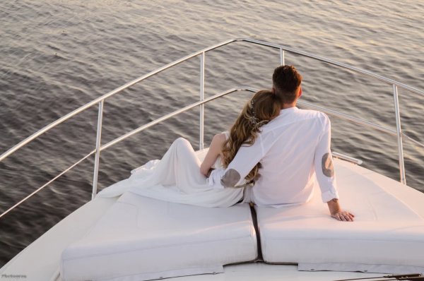 Влюбленные на яхте