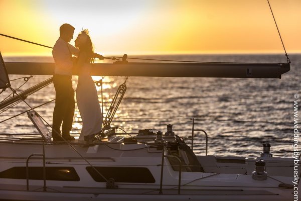 Влюбленная пара на яхте