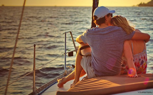 Парочка на яхте на закате