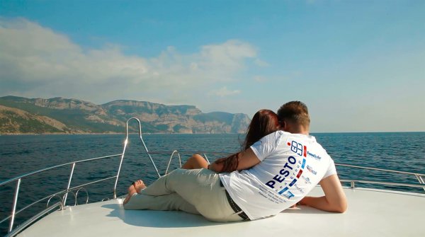 Мужчина на яхте спиной