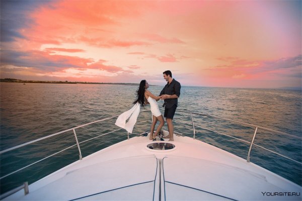 Влюбленные на яхте