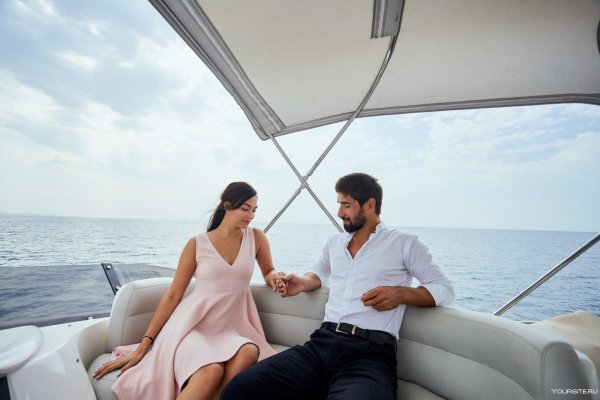 Влюбленные на яхте