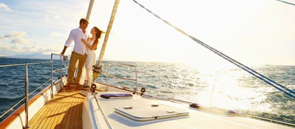 Фотосессия пары на яхте