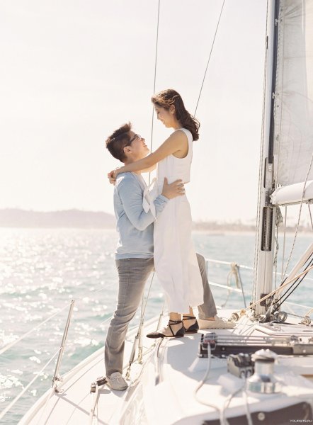 Влюбленная пара на яхте
