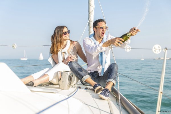 Люди на яхте