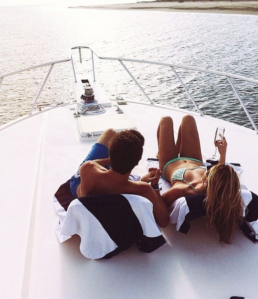 Влюбленные на яхте