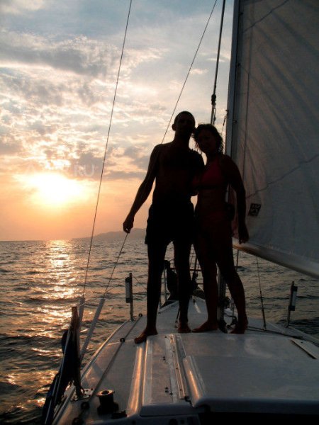 Парень с девушкой на яхте