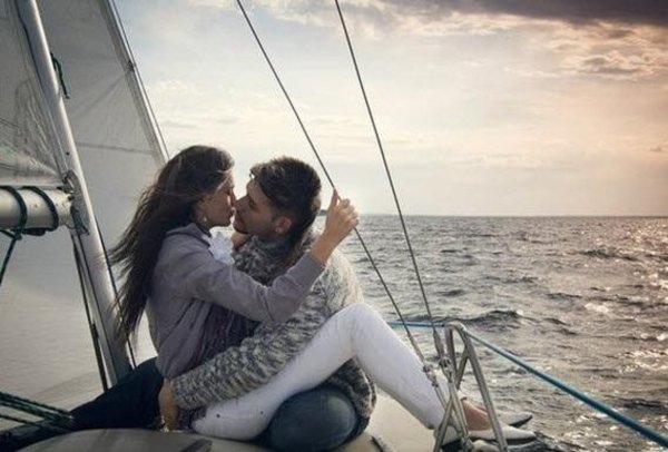 Мужчина и женщина на корабле