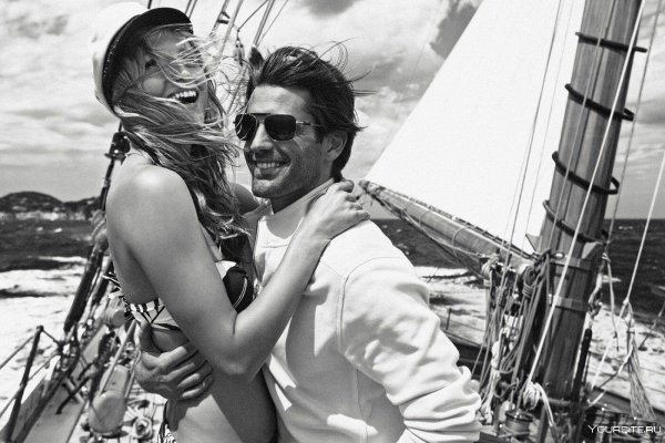 Мужчина и женщина на яхте