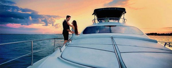 Влюбленные на катере