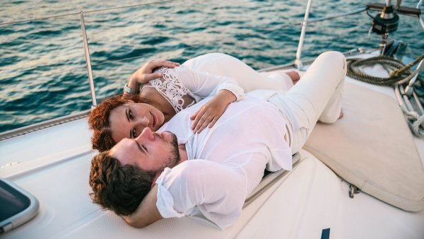 Фотосессия пары на яхте