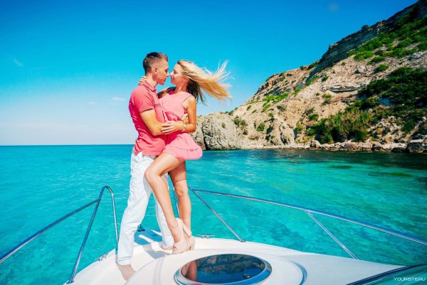 Влюбленные на яхте