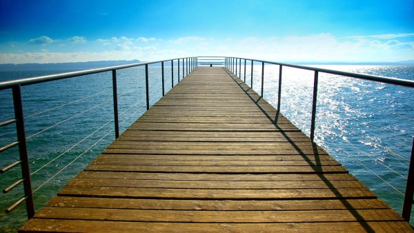 Мостик на берегу моря