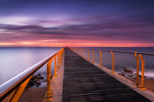 Мостик на берегу моря