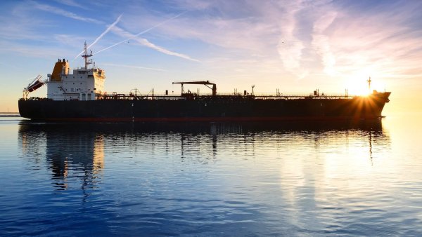 Танкер с нефтью