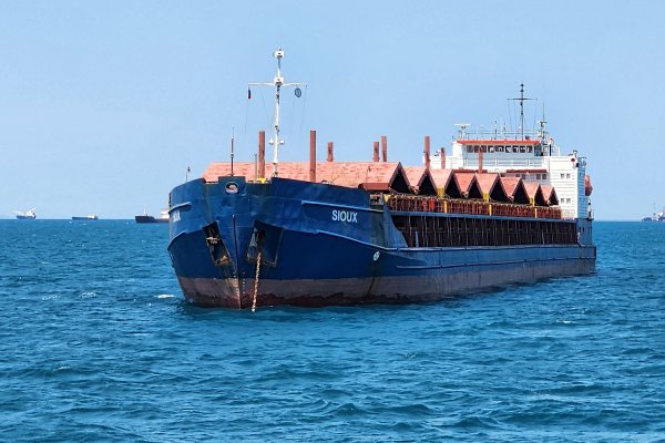 Судно в море