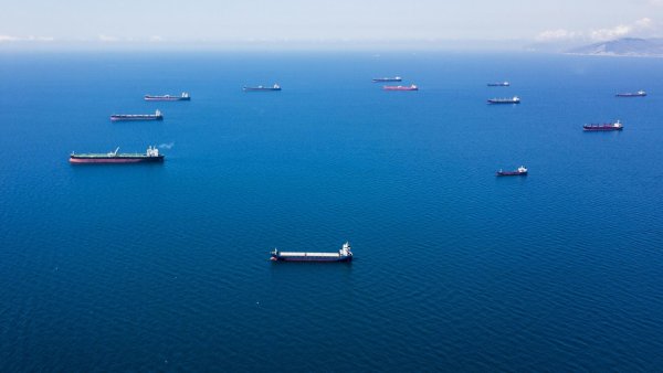 Танкер на закате