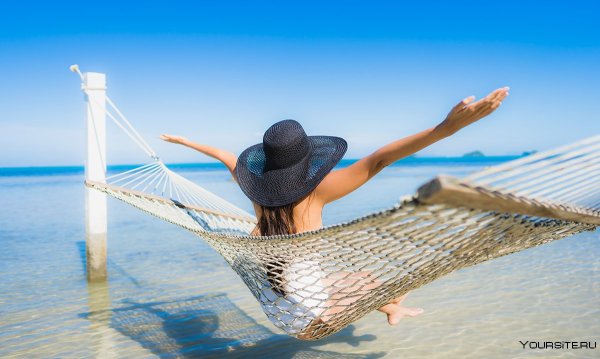 Девушка в гамаке на закате