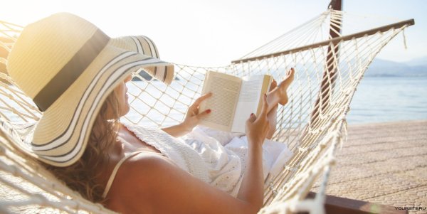 Девушка в гамаке у моря